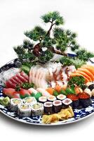 Sushi y sashimi combinación, clásico japonés cocina foto