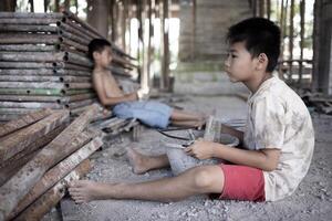 los niños pobres en el sitio de construcción fueron obligados a trabajar. concepto contra el trabajo infantil. la opresión o intimidación del trabajo forzoso entre los niños. trata de personas foto