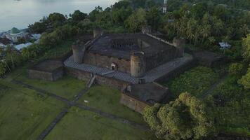 aérien vue de fort belgique avec banda Nera océan dans Contexte. Moluques, Indonésie, avril 12, 2024 video
