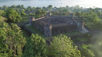 aéreo Visão do forte belgica com banda neira oceano dentro fundo. maluku, Indonésia, abril 12, 2024 video