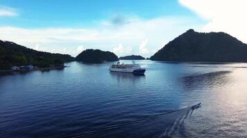 aéreo ver de Indonesia nacional bandera pelni barco, paso mediante el estrecho entre rodeando islas maluku, Indonesia, abril 22, 2024 video