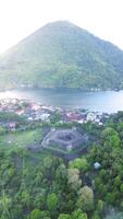 aéreo Visão do forte belgica com banda neira oceano dentro fundo. maluku, Indonésia, abril 19, 2024 video