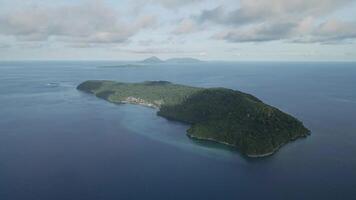 Antenne Aussicht von pulau Lauf einer von das Banda Inseln. Molukken, Indonesien April 17, 2024 video