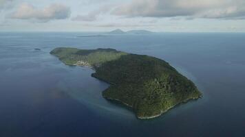 antenne visie van pulau rennen een van de banda eilanden. maluku, Indonesië april 17, 2024 video