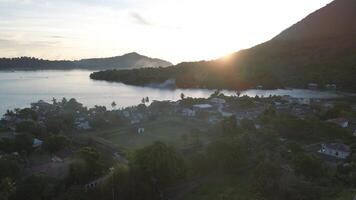 aérien vue Voyage à le paradis mer plage. le Indonésie des plages. Voyage à île banda Neira, idyllique tropical mer plage. se détendre sur un vide mer plage. Moluques, Indonésie, avril 9, 2024 video