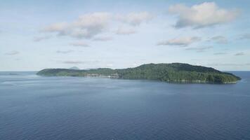 antenn se av pulau springa ett av de banda öar. maluku, indonesien april 17, 2024 video