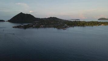 antenn se resa till de paradis hav strand. de indonesien stränder. resa till ö banda neira, idyllisk tropisk hav strand. koppla av på ett tömma hav strand. maluku, Indonesien, april 9, 2024 video