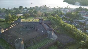 aéreo Visão do forte belgica com banda neira oceano dentro fundo. maluku, Indonésia, abril 12, 2024 video