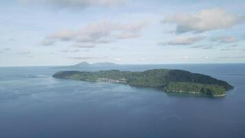 aéreo ver de pulau correr uno de el banda islas maluku, Indonesia abril 17, 2024 video