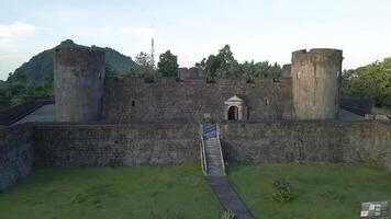 aérien vue de fort belgique avec banda Nera océan dans Contexte. Moluques, Indonésie, avril 12, 2024 video