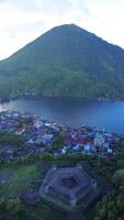 antenne visie van fort belgisch met banda neira oceaan in achtergrond. maluku, Indonesië, april 19, 2024 video