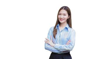 joven asiático trabajando mujer quien tiene largo pelo usa azul camisa mientras ella brazo cruce confidente y sonriente felizmente mientras aislado blanco antecedentes. foto