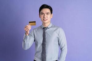 retrato de asiático masculino empresario posando en púrpura antecedentes foto