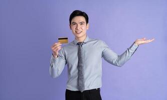 retrato de asiático masculino empresario posando en púrpura antecedentes foto