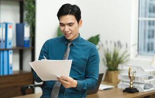 imagen de asiático masculino empresario trabajando en el oficina foto