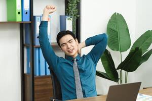 imagen de asiático masculino empresario trabajando en el oficina foto