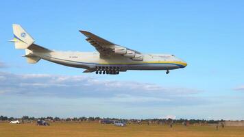 el avión antonov 225 an-225 mriya volar, el más grande avión en el mundo tomando apagado desde el aeropuerto. ur-82060 mas grande aeronave volador en el cielo. nublado día video
