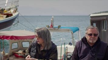 père et fille est séance près le bord de mer video