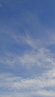 blu cielo con cumulo nube tempo periodo su un' soleggiato giorno. video