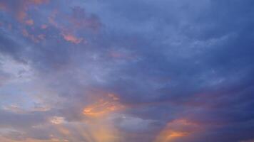 cielo di crepuscolo e alba con lasso di tempo di cumulus cloud in un filmato 4K mattutino. video