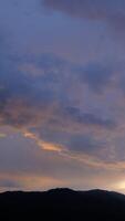 schemering en dageraad lucht met cumulus wolk verticaal tijd vervallen in een avond. video