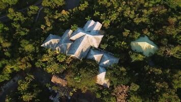 antenne visie van verlaten hotel in de oerwoud Aan de kust van de caraïben zee in punta cana video