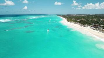 aéreo Visão do tropical paraíso em uma deslumbrante ilha com com palmeiras praias, luxuoso costeiro condomínios, e uma beira-mar hotel negligenciar a azul caribe mar. dominicano república, punta cana video