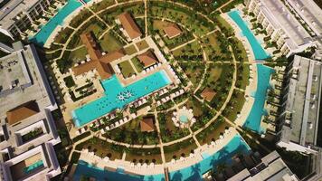 Erfassen atemberaubend Antenne Aufnahmen von das luxuriös Geheimnisse königlich Strand punta cana Resort im das dominikanisch Republik. video