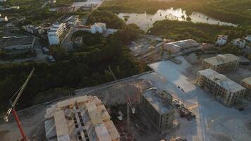 aérien vue de construction site dans Nouveau côtier développement zone. la déforestation, écologique catastrophe, flore et faune destruction, pollution. video