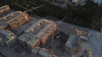 impressionnant aérien vue se déroule, mettant en valeur animé construction site niché dans vibrant touristique zone surplombant océan dans punta Cana, dominicain république. dominateur scène est imposant grue video