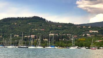 barcos dentro a garda lago video