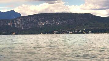 bateaux et montagnes dans le garda Lac video