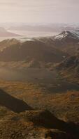 vista panorámica de drones aéreos de las montañas en islandia video