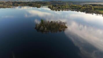 aereo Visualizza, staffelsee con isole, garmisch partenkirchen regione, Baviera, Germania vicino murnau nel soleggiato tempo metereologico a tramonto nel primavera. fuco Visualizza al di sopra di isole di un' grande bellissimo lago nel Bayern. video