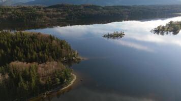 aéreo vista, staffelsee con islas, garmisch partenkirchen región, baviera, Alemania cerca murnau en soleado clima a puesta de sol en primavera. zumbido ver terminado islas de un grande hermosa lago en bayern. video