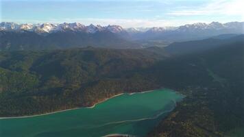 aéreo ver de Alpes y genial claro lago walchensee con turquesa agua en baviera, Alemania. Luftaufnahme der bayerischen Alpen und walchensee en bayern, deutschland lago lago walchen. video