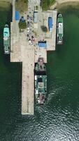 veerboot draag- auto's en passagiers aan de overkant de zee, top naar beneden antenne dar visie. antenne verticaal visie Aan veerboot Aan de meer, vervoeren auto's. dek van een boot draag- voertuigen. video