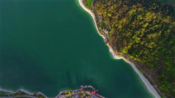 aérien vue de Alpes et génial clair Lac Walchensee avec turquoise l'eau dans Bavière, Allemagne. luftaufnahme der bayerischen alpen et Walchensee dans le Bayern, deutschland. Lac lac Walchen. video