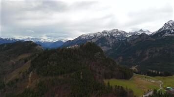 antenne visie burgruine falkenstein is geruïneerd middeleeuws kasteel in pfronten in ostallgau in zuidwest bayern, Duitsland in de buurt gedoe. dar visie van ruïnes van hoogste kasteel in Duitsland Falkenstein. koning Lodewijk. video