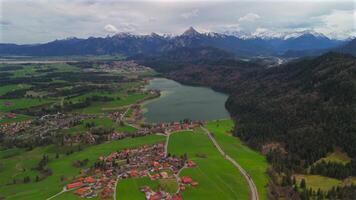 meer weissensee in de buurt fuessen, ostallgaeu, allgäu, Zwaben, Beieren, duitsland. weissensee natuur park. groot mooi meer met schoon Doorzichtig blauw water in de zuiden van Duitsland in de stad van gedoe. video