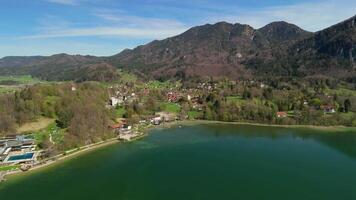 Kochel am See ein Dorf im oberbayerischen Landkreis Bad Tolz-Wolfratshausen. Lake Kochelsee, Bavaria, Germany. Theme vacation in Bavaria. Beautiful crystal clear lake in sunny weather aerial view. video