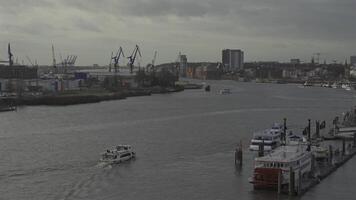 Visão do Porto Maritimo dentro Hamburgo em Elba rio, Alemanha a partir de observação área coberta elbphilharmonie. Hamburgo Porto dentro inverno. Hamburgo industrial Porto. global comercial comércio frete fretamento Remessa logística video