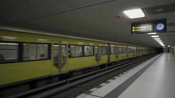 Berlina, Alemania. u-bahnhof unter guarida tilo es ein u-bahn-umsteigebahnhof estoy berlinés ortsteil mitte. interior de subterraneo estación unter guarida tilo en Berlina ciudad. metro bvg. video