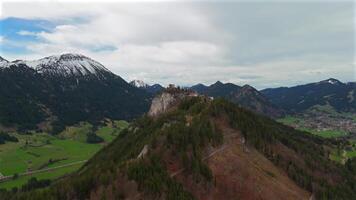 Antenne Aussicht Burgruine Falkenstein ist ruiniert mittelalterlich Schloss im pfronten im Ostallgäu im Südwesten Bayern, Deutschland in der Nähe von fussen. Drohne Aussicht von Ruinen von höchste Schloss im Deutschland Falkenstein. König ludwig. video