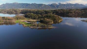 Antenne Sicht, Staffelsee mit Inseln, garmisch partenkirchen Region, Bayern, Deutschland in der Nähe von murnau im sonnig Wetter beim Sonnenuntergang im Frühling. Drohne Aussicht Über Inseln von ein groß schön See im bayern. video