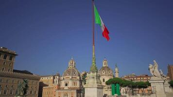 Roma, Italia. altar de el patria. Venecia cuadrado. plaza venezia en centrar situado en el campidoglio colina en roma. capitolina colina. atrio della libertad. sacrario delle banderín. video