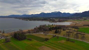 Allemagne, Bavière, aérien vue prier un m chiemsee avec chiemgau Alpes dans Contexte. das bayerische plus. chiemgauer Bergen. drone vue de le le plus grand Lac dans bayern. bernau un m Chiemsee. video