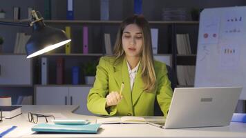 vrouw bochten uit werkplaats lichten. video