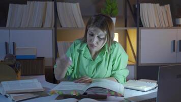 investigador mulher lendo uma livro. video