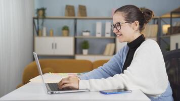 glücklich Mädchen studieren. video